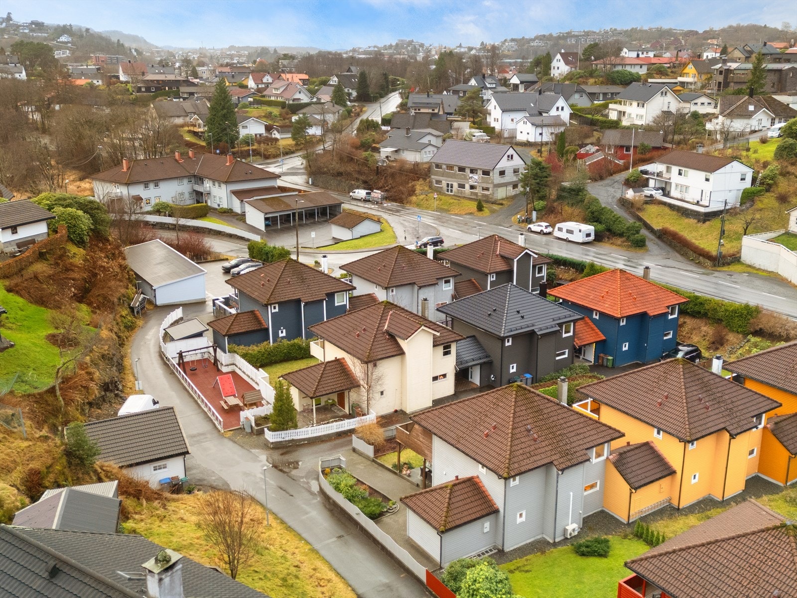 Felles lekeplass, nylig oppgradert rett utenfor boligen. Galleribilde