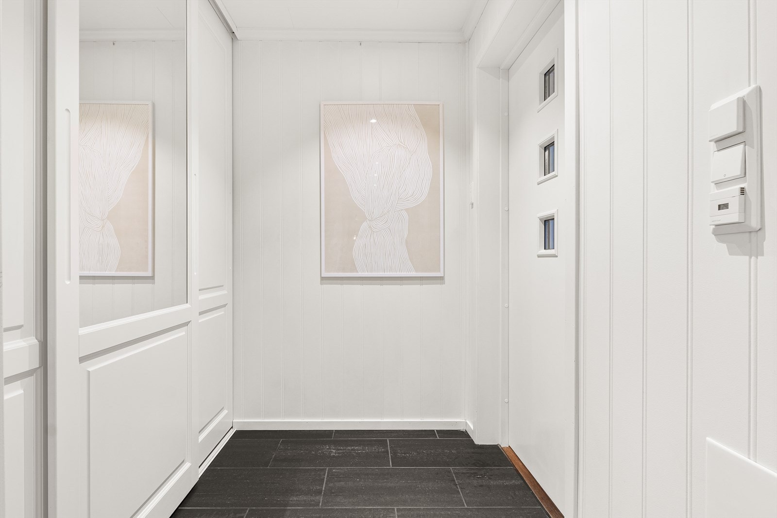 Velkommen inn! Her blir du møtt av en innbydende entré med plass til yttertøy og sko Galleribilde