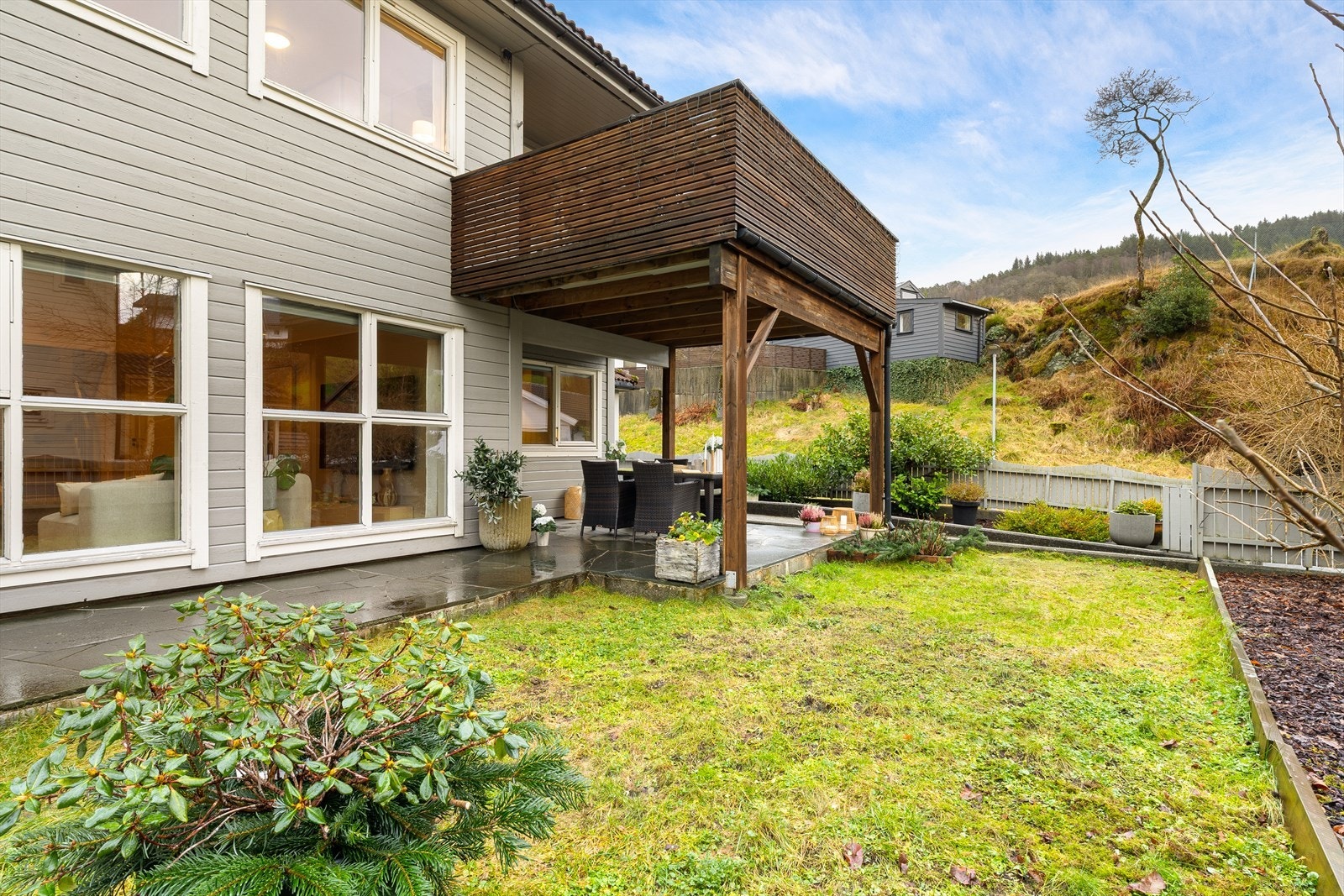 Alt i alt en solrik uteplass med rom for både lek og avslapning. Galleribilde