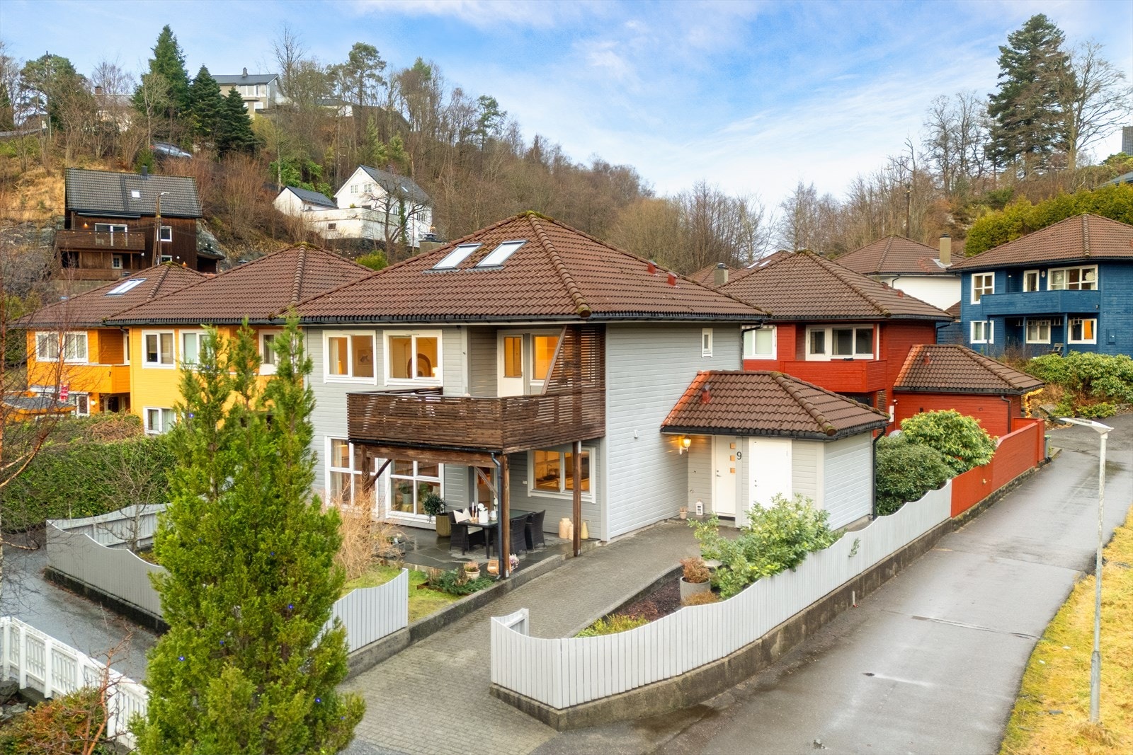 Dagligvarebutikk finner du innen gangavstand, og med Lagunen Storsenter og Nesttun sentrum en kort kjøretur unna, har du et bredt utvalg av butikker, spisesteder og servicetilbud lett tilgjengelig. Galleribilde