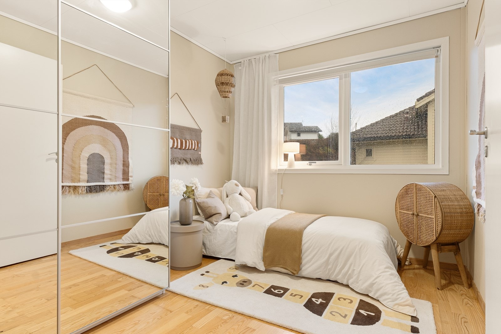 Soverom 3 er lyst og trivelig med plass til seng og garderobeløsning. Galleribilde