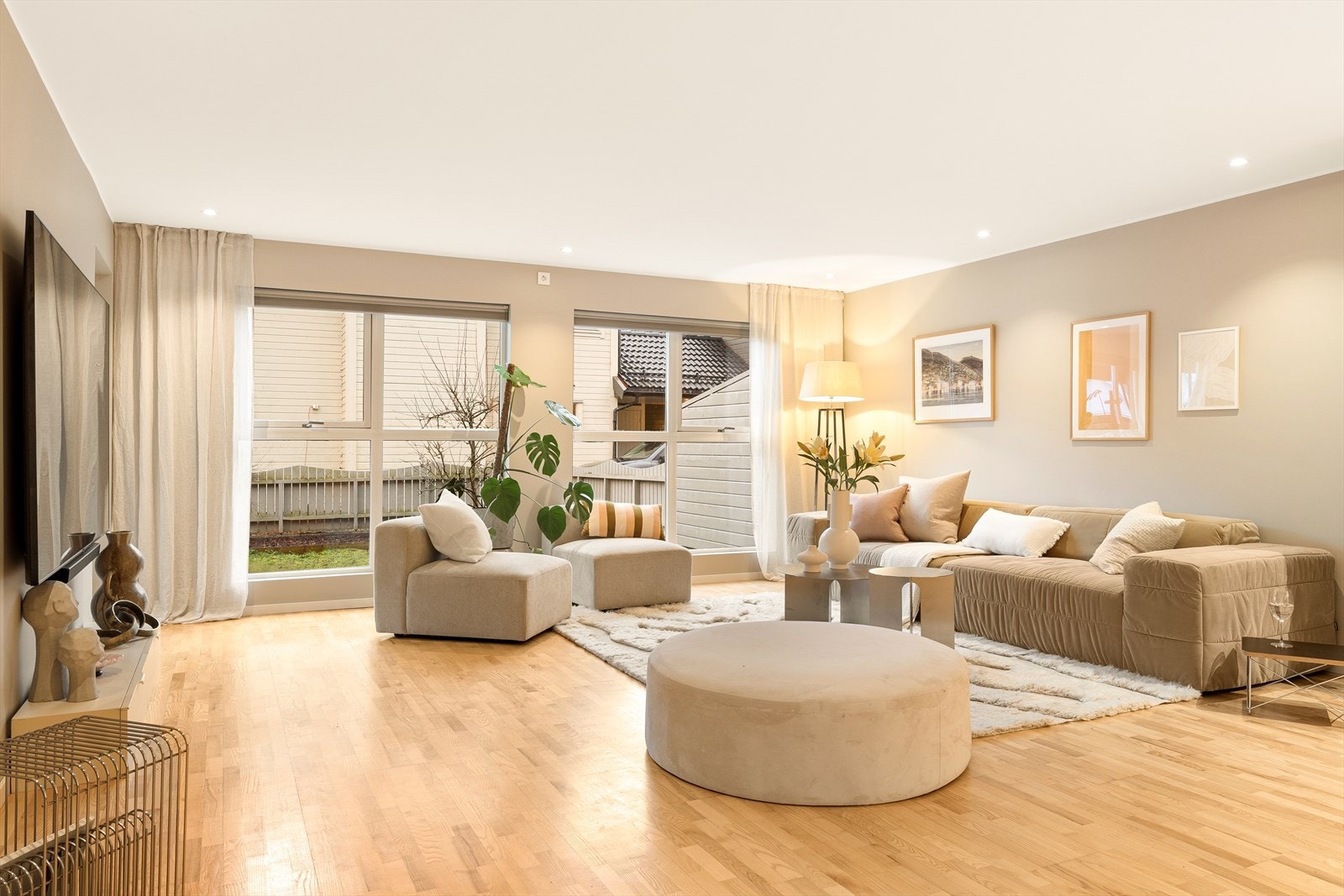 I Smøråshagen bor du i et tilbaketrukket, rolig og barnevennlig boligområde, samtidig som du har kort vei til et bredt utvalg av servicetilbud og daglige nødvendigheter. Galleribilde