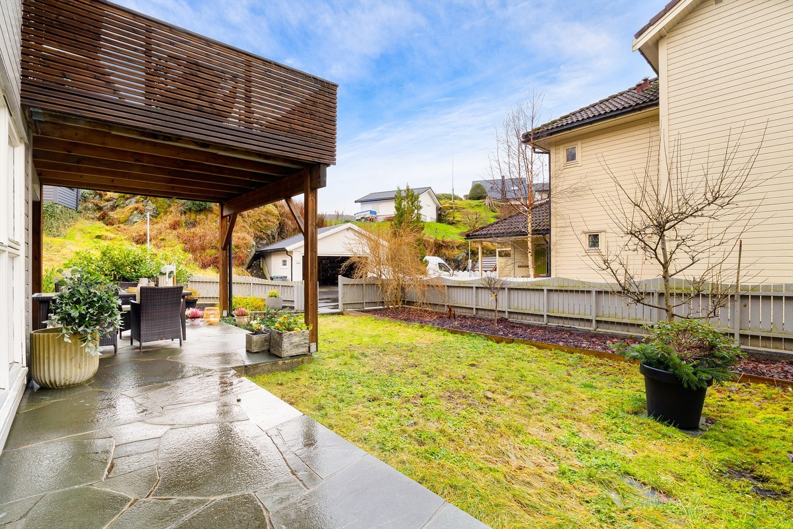 Det er også en opparbeidet hage med gode utearealer. Galleribilde