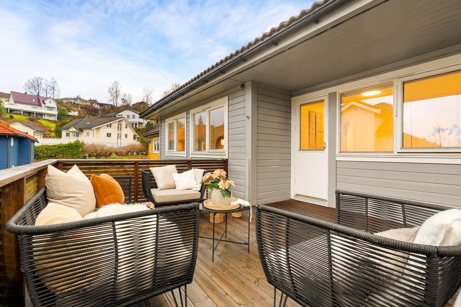 Altanen har direkte utgang fra soverom og gir en fin forlengelse av rommet. Galleribilde