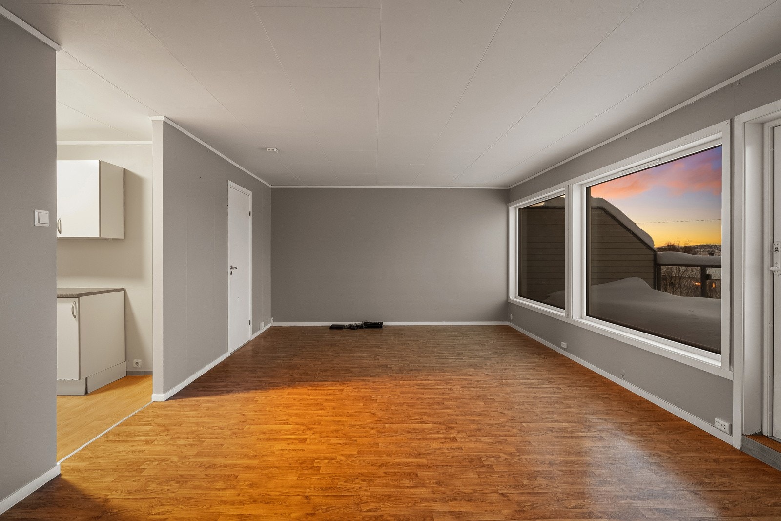 Fra stuen har du utgang til balkong med flotte sol- og utsiktsforhold! Galleribilde