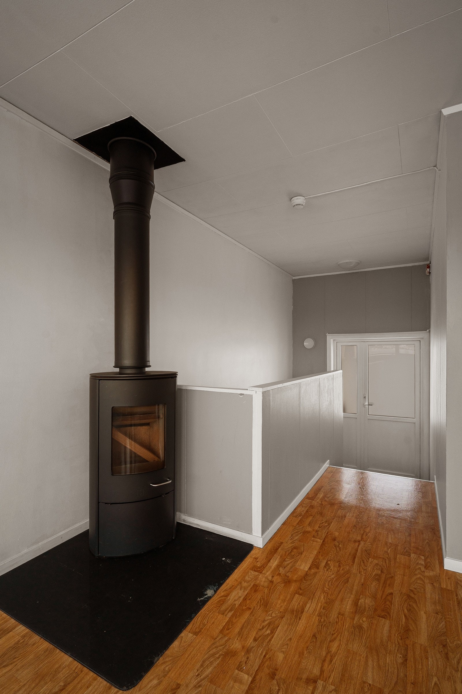 Vedfyringen sikrer både en behagelig temperatur samt reduserte energikostnader. Galleribilde