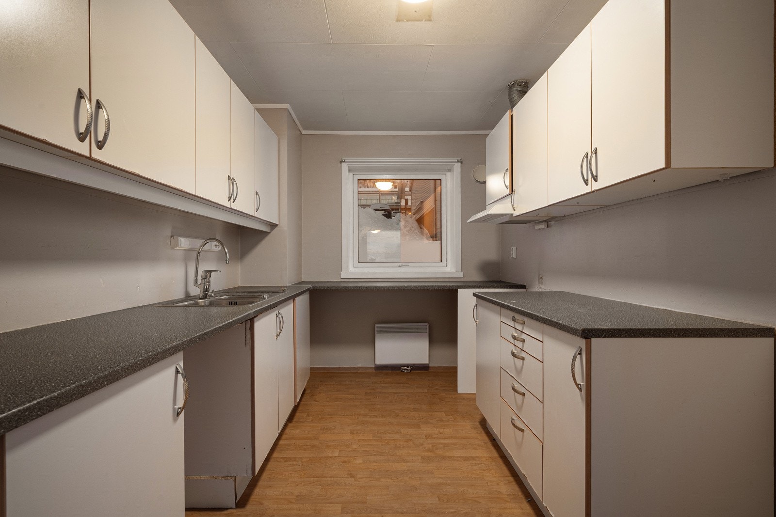 På kjøkkenet har du godt med oppbevaringsplass i over- og underskap. Galleribilde