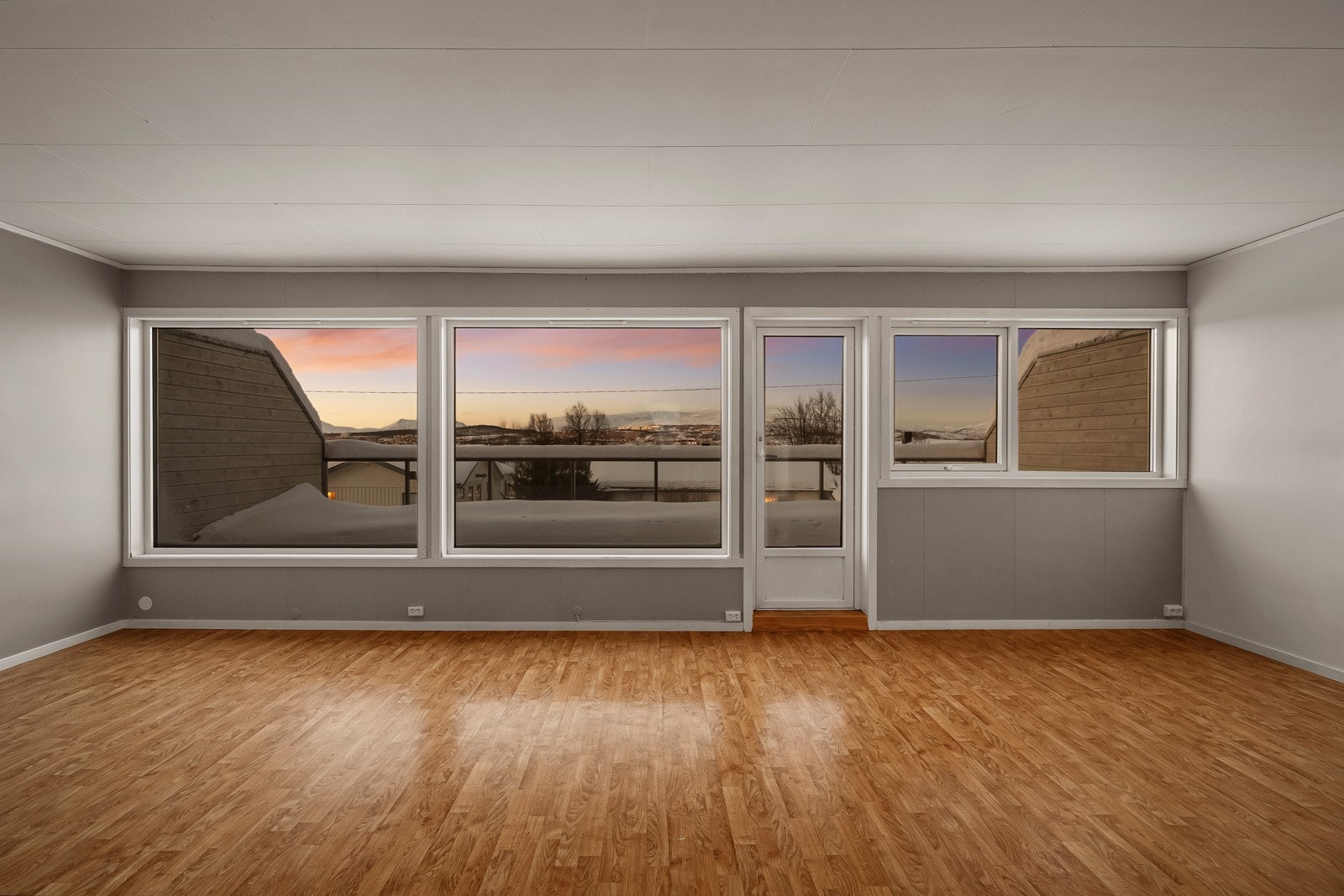 Fin planløsning med store vindusflater som sikrer fint med lysinnslipp og utsikt! Galleribilde