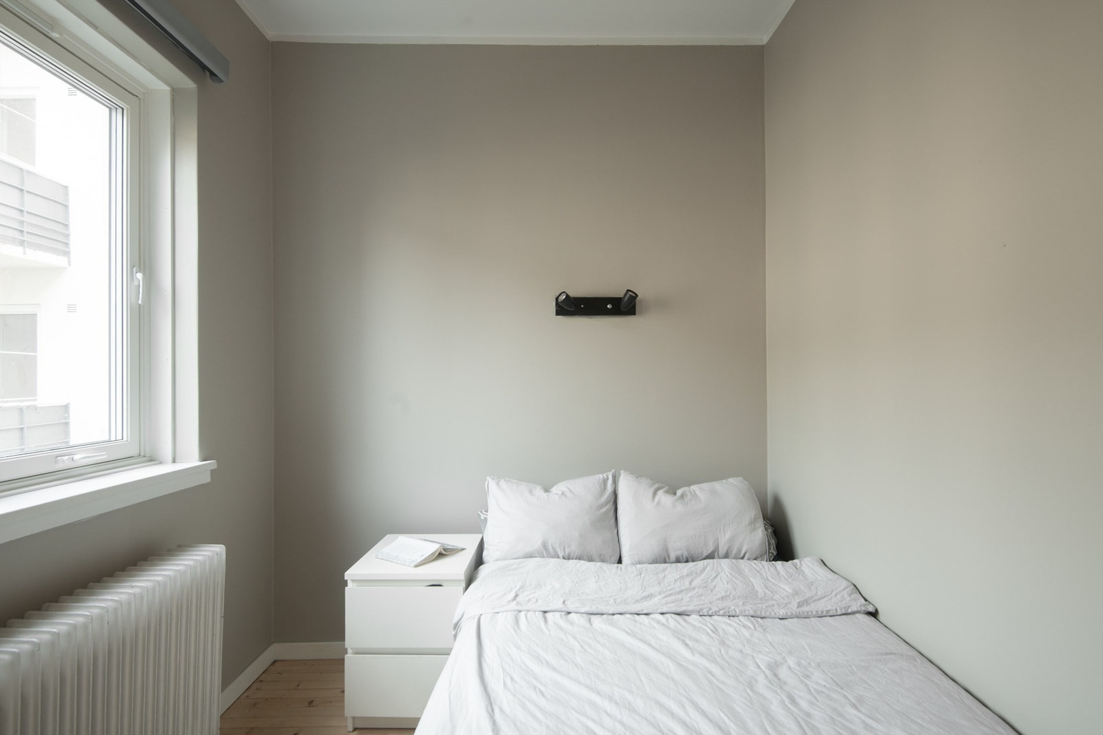 Soverom 2 er også av god størrelse og fungerer ypperlig som barnerom, gjesterom eller hjemmekontor. Galleribilde