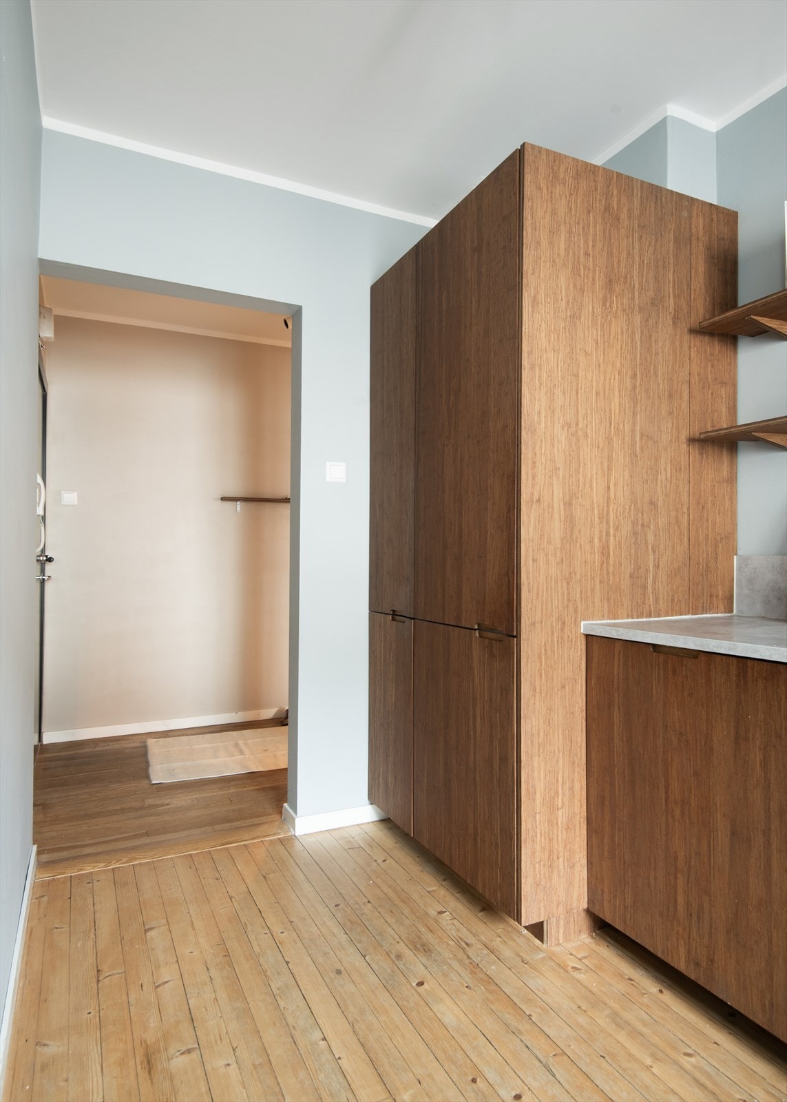 Kjøkkenet byr på både kjøl og fryseskap av god størrelse. Galleribilde