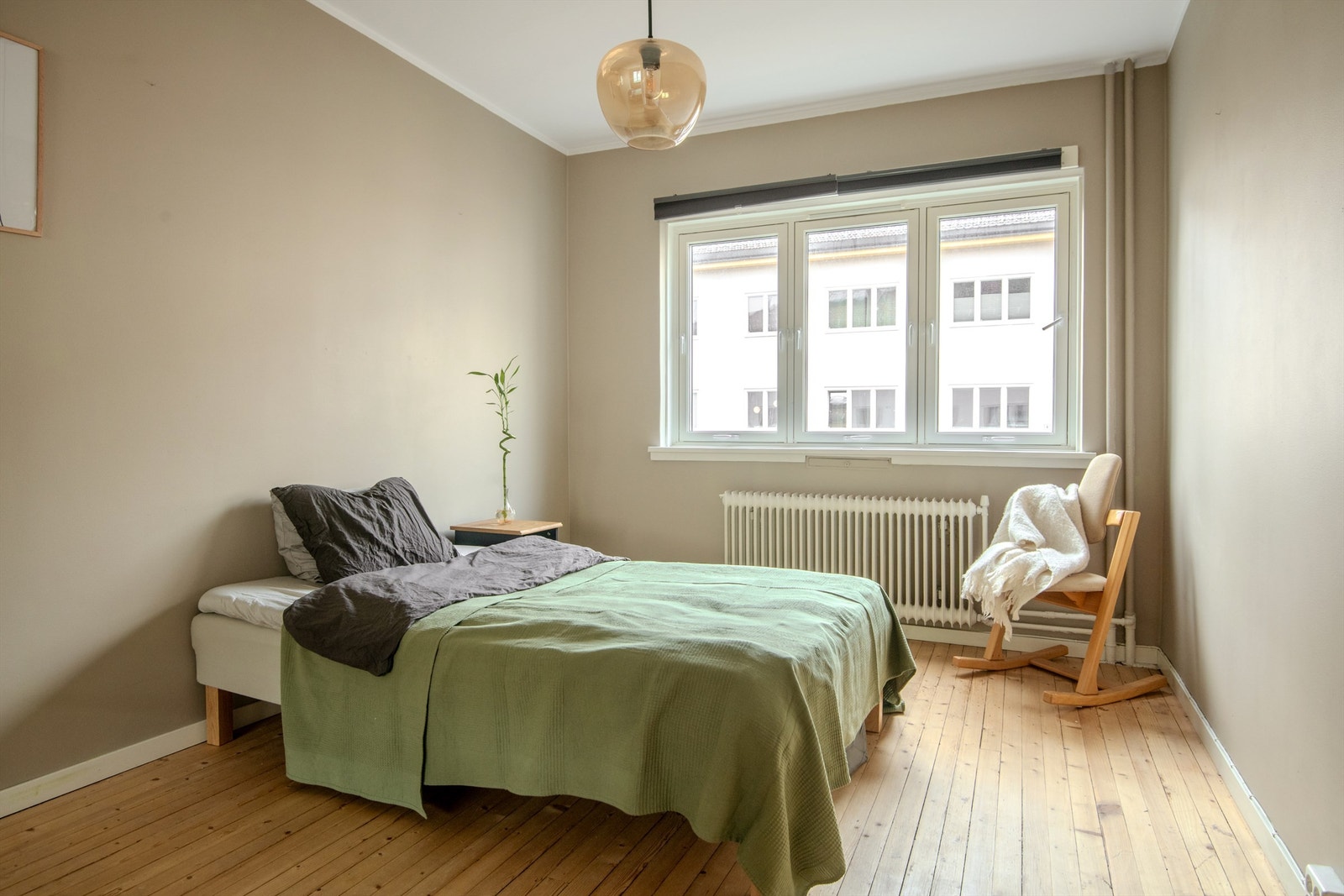 Romslig hovedsoverom med gode lysforhold og innredningsmuligheter. Galleribilde