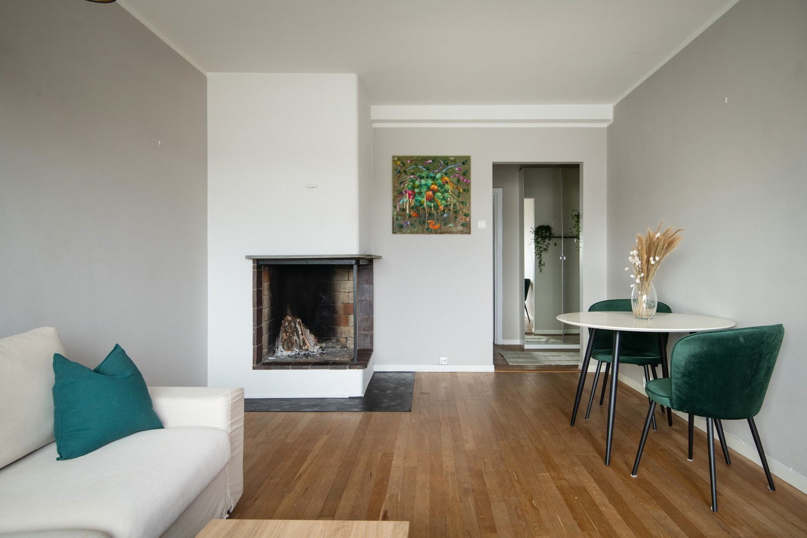 Peisen skaper en lun og innbydende atmosfære i rommet. Galleribilde