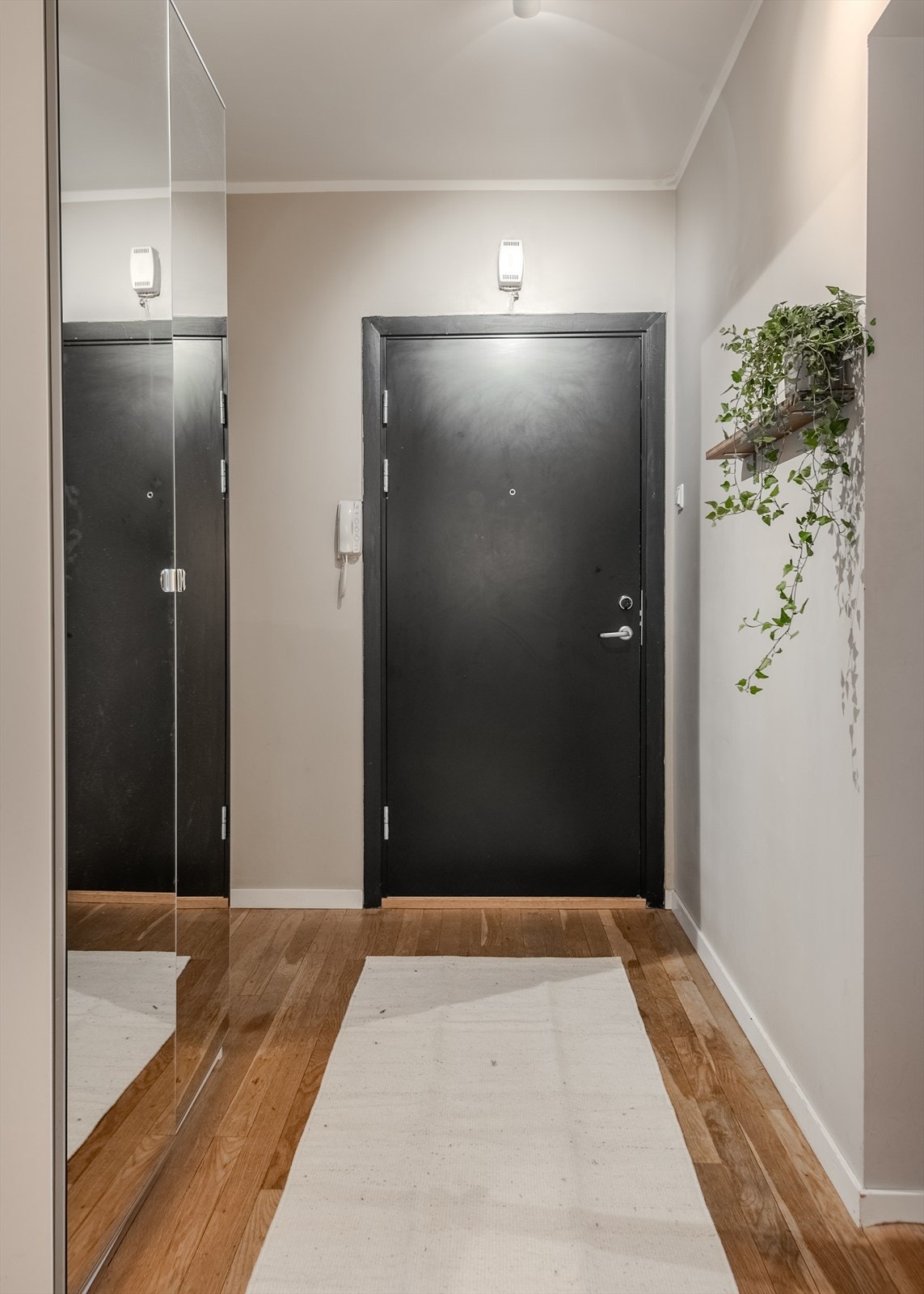 Romslig og innbydende entré med stort garderobeskap og dørcallingsystem. Galleribilde