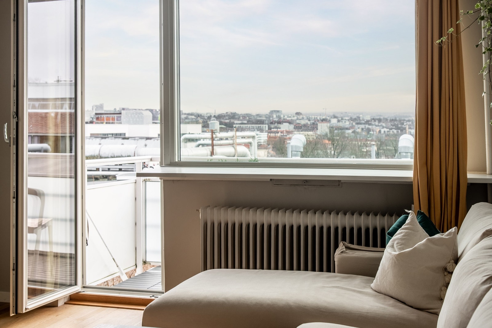 Nydelig utsikt som strekker seg langt. Her ser man deler av bydelen og andre bydeler i Oslo. Galleribilde