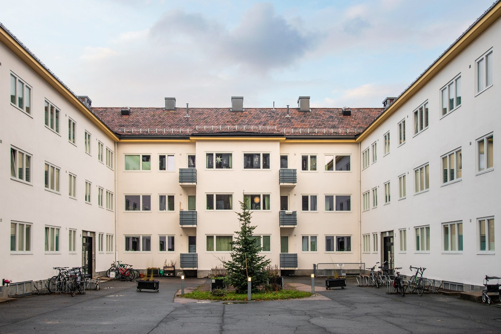 Bakgård i boligselskapet. Galleribilde