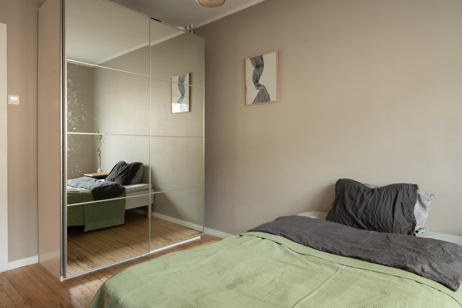 Skyvedørsgarderoben sørger for gode oppbevaringsmuligheter Galleribilde