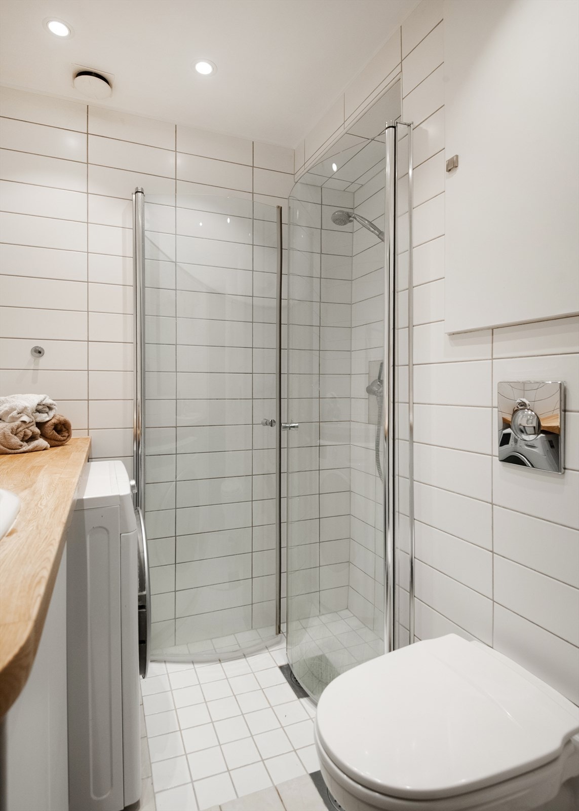 Downlights i himling sørger for god belysning på badet. Galleribilde