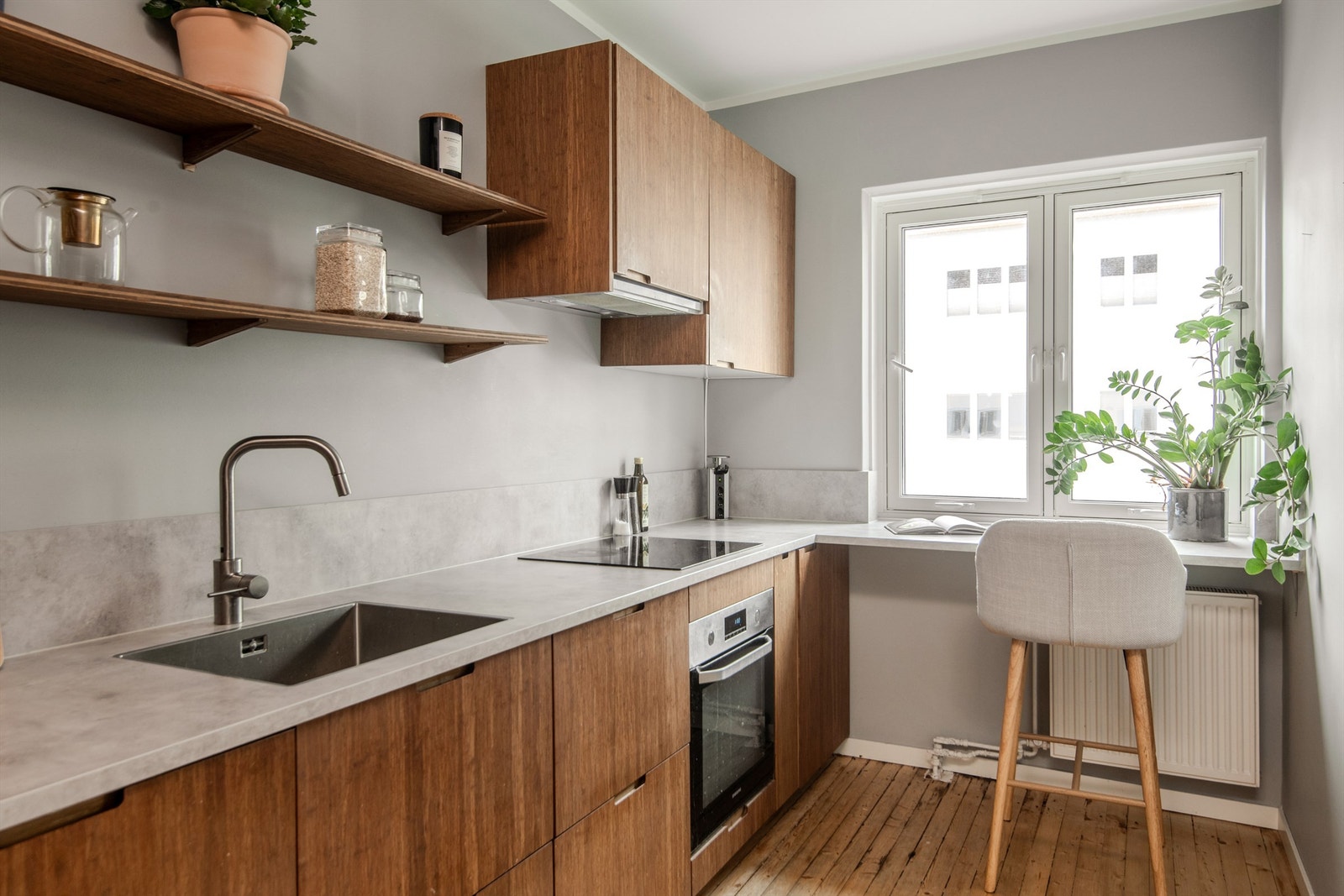 Velkommen til en gjennomgående 3-roms leilighet med utgang til balkong - Presentert av Eiendomsmegler Krogsveen v/Kamilla Kaptan. Foto: Lars Gartå. Galleribilde