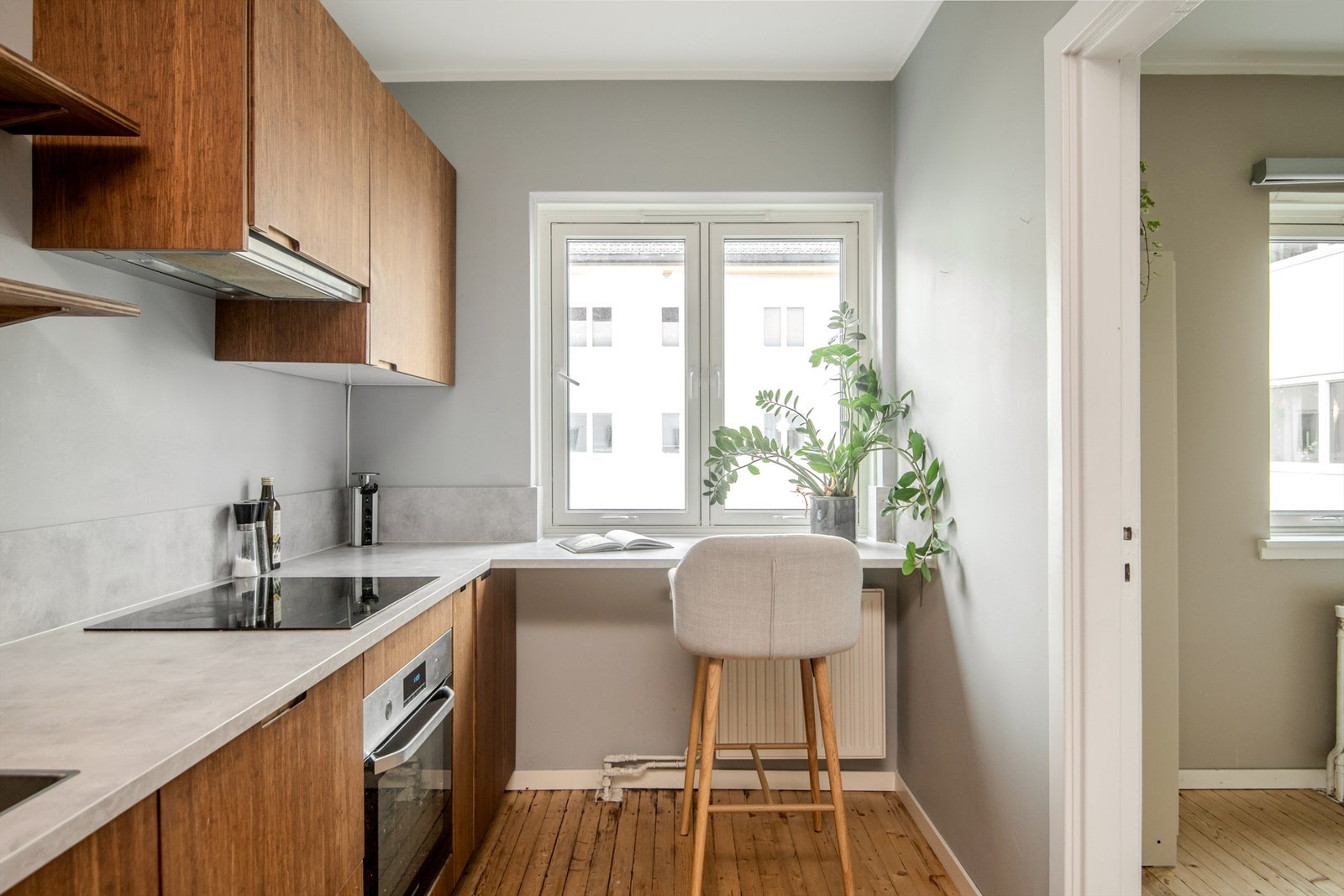 Hyggelig frokostplass ved vinduet. Galleribilde