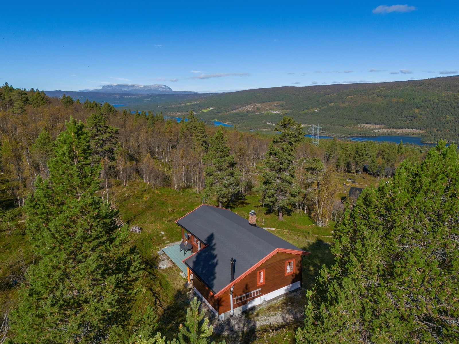 Koselig fjellhytte i naturskjønne omgivelser med stor veranda, flott utsikt og nærhet til turområder Galleribilde