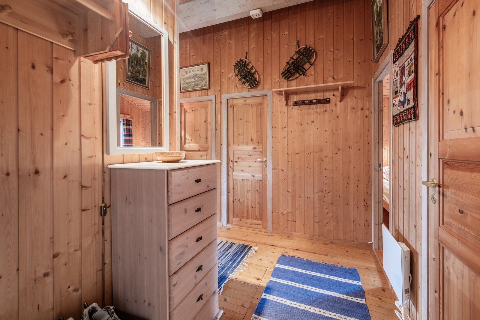 Innbydende gang og entre med trepanel og god plass til oppbevaring. Galleribilde