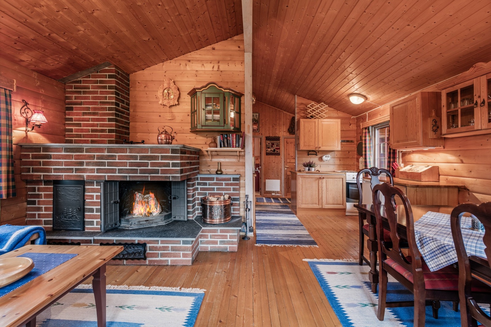 Åpen stue- og kjøkkenløsning, peis og spiseplass. Perfekt for avslappende helger og ferier. Galleribilde