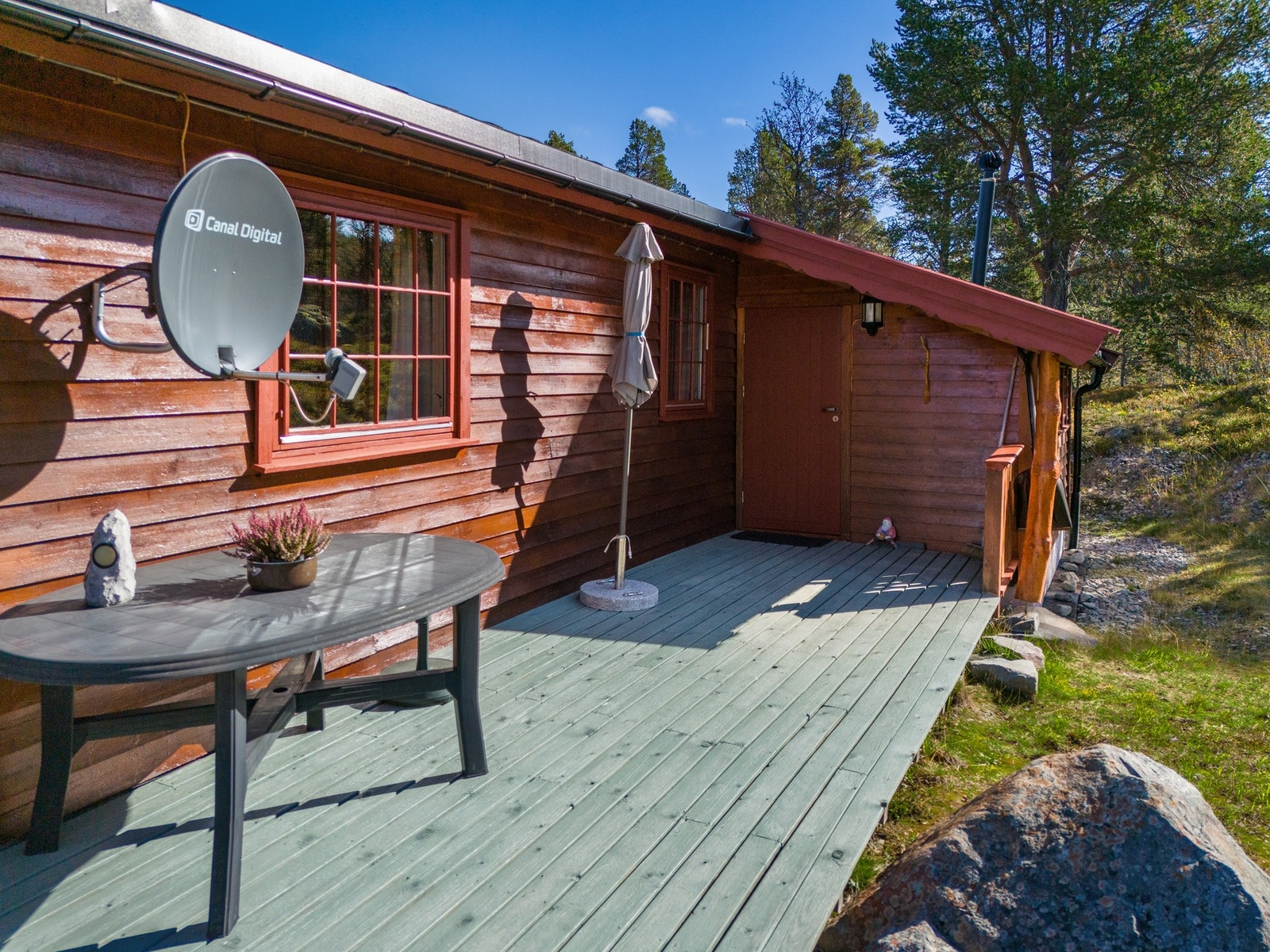 Solrik terrasse og inngangsparti Galleribilde