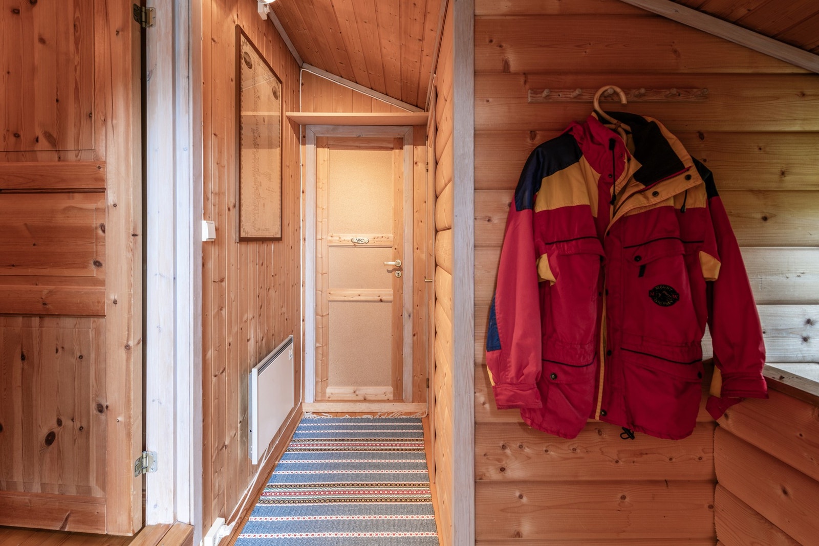 Vindfang med bod og toalettrom. Galleribilde