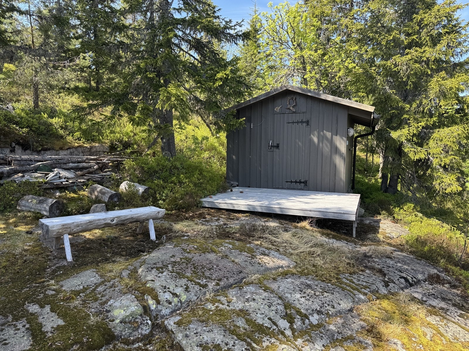 Det er bebygget en frittliggende bod på eiendommen. Galleribilde