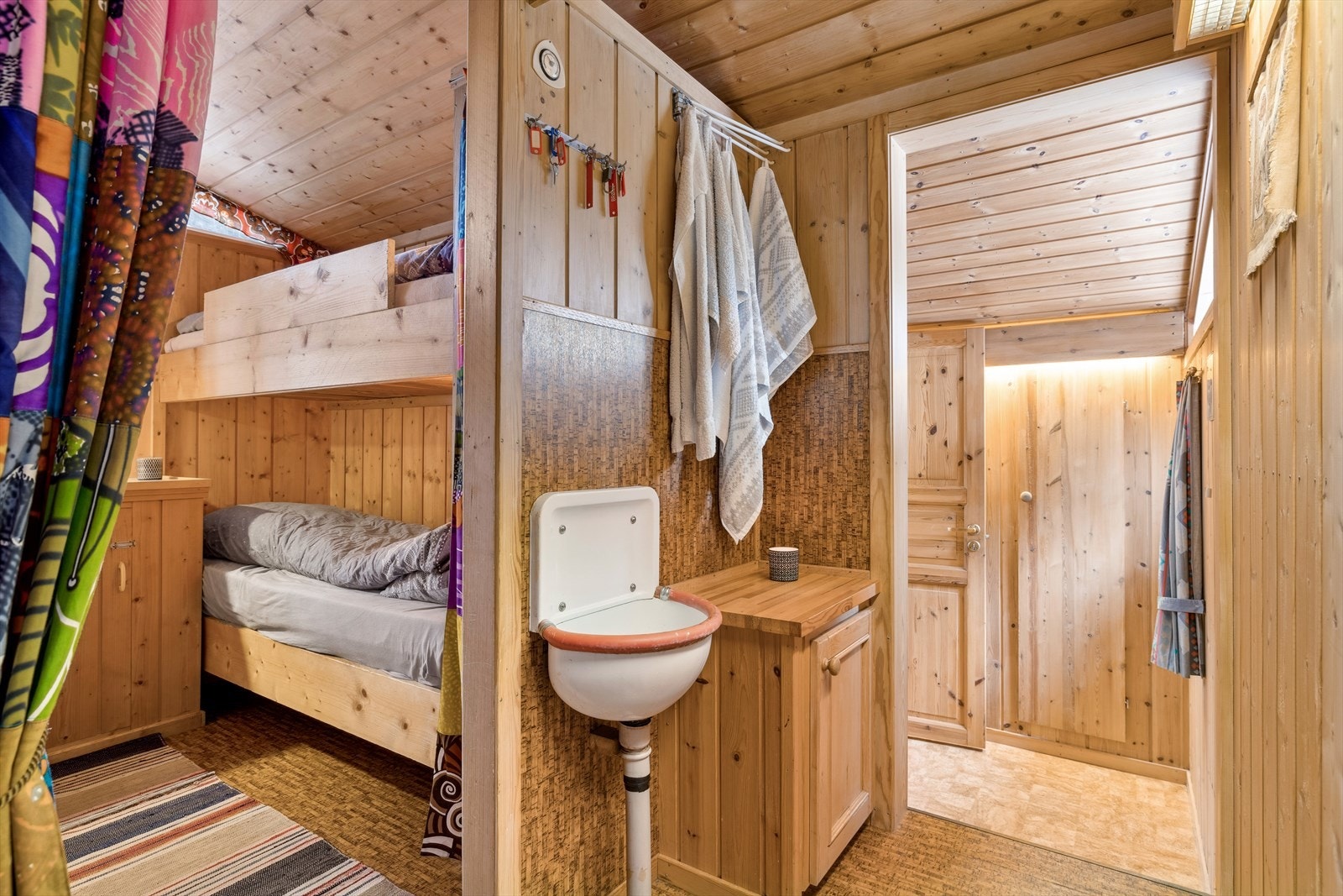 Videre byr fritidsboligen på hele 2 pene soverom med god plass. Det er montert en servant i entreen. Galleribilde