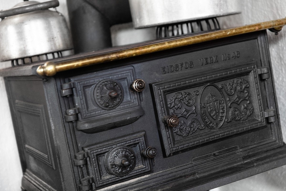 Detaljbilde av peis på kjøkkenet av typen Eidsfoss verk. Galleribilde