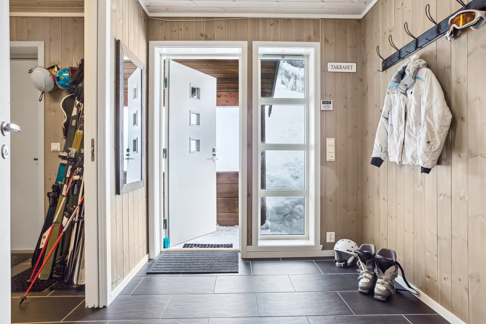 Flott entre/hall med dør til praktisk bod/vaskerom (med egen utgangsdør). Flislagt gulv med varmekabler. Galleribilde
