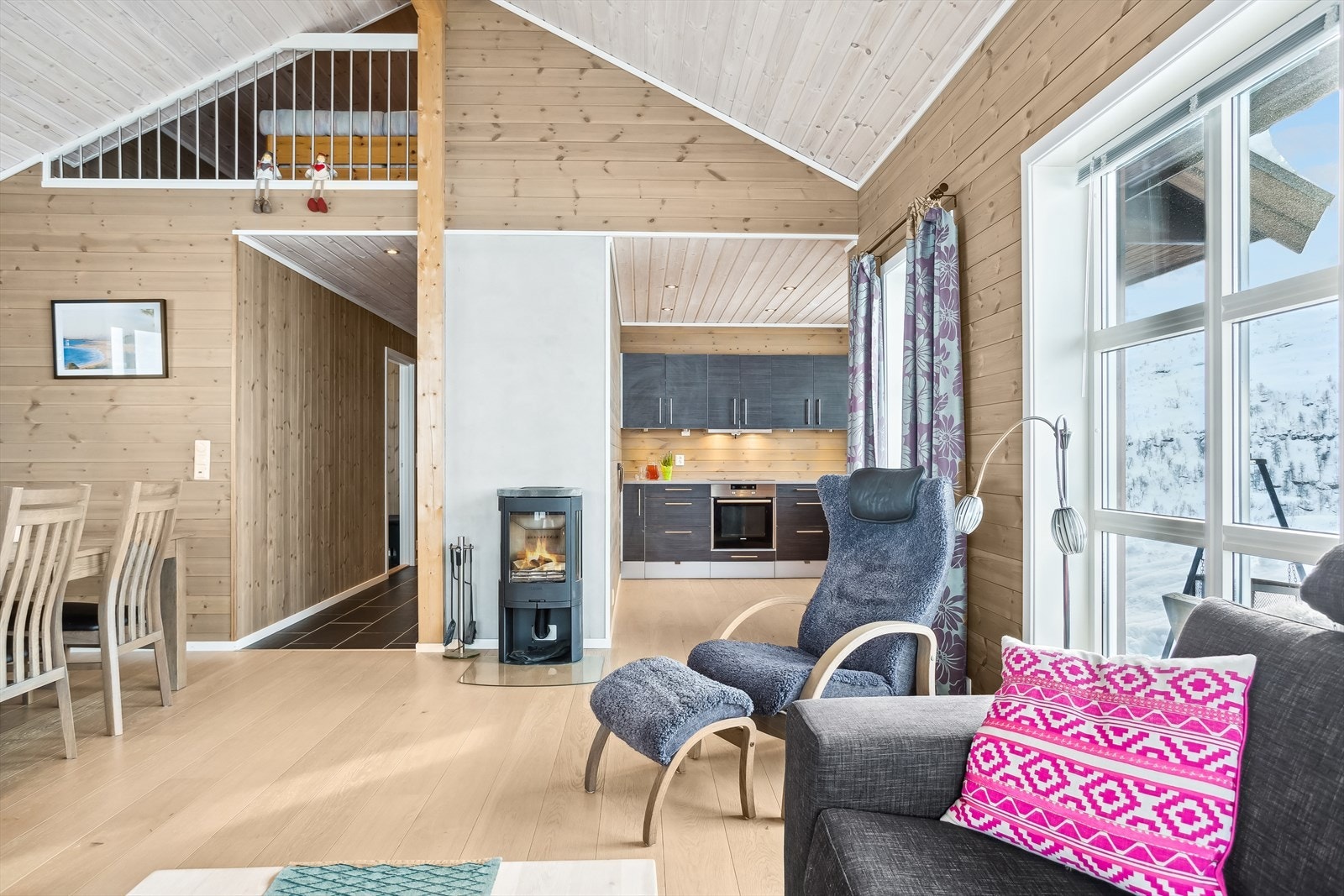 Delvis åpen stue/kjøkkenløsning. Innredet med peis for kalde vinterdager. Galleribilde