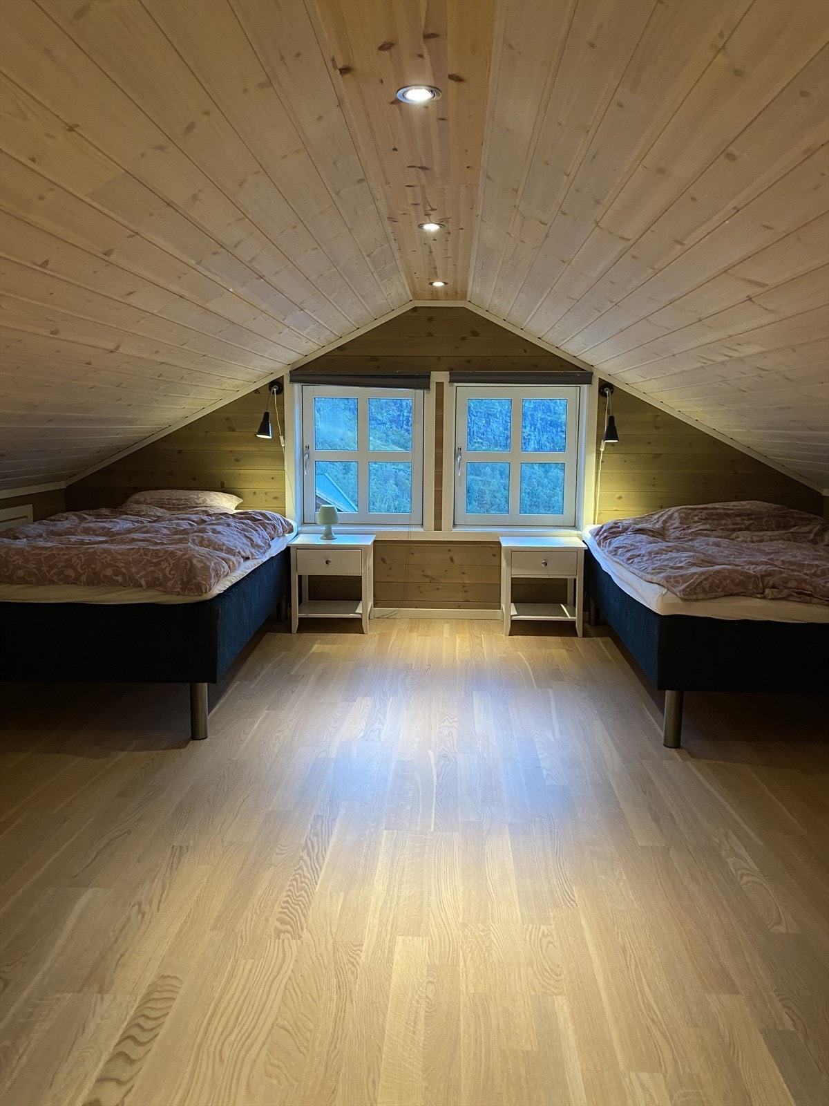 Hems: Stor og praktisk hems med store sidehengslede vinduer - 48 kvm gulvareal på hemsen (areal som kommer i tillegg). Galleribilde