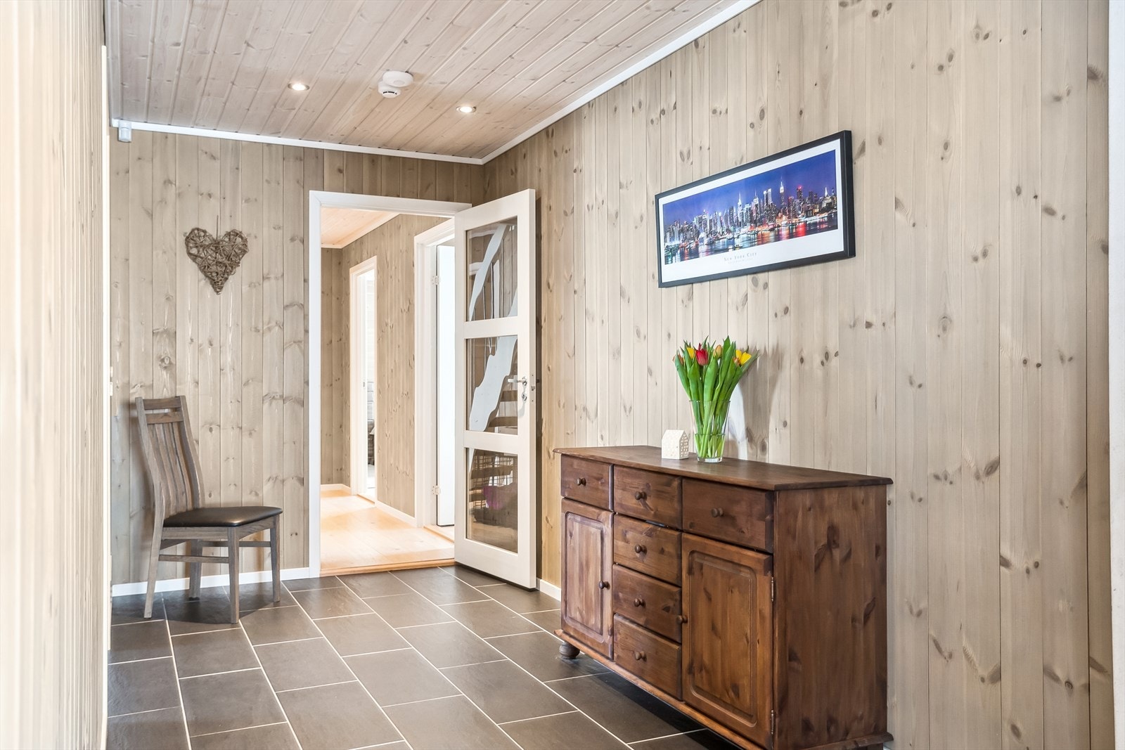 Gang med fliser, gulvvarme og downlights. Galleribilde