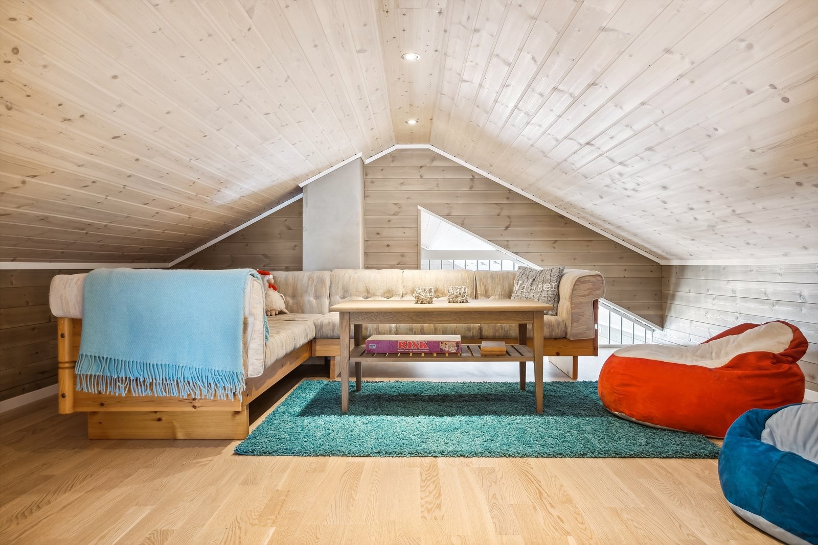 Herlig loftsetasjen og loftstue - God takhøyde i midten - Plass til mange sengeplasser. Galleribilde