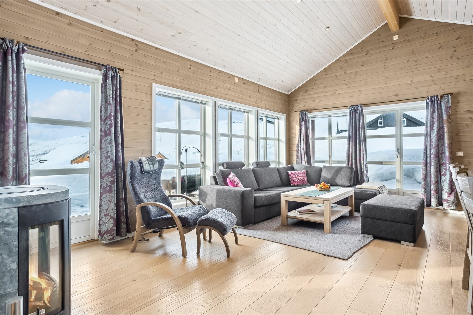 Herlig stue med store vindusflater som sørger for godt med lysinnslipp, samt utgang til solrik terrasse. Galleribilde