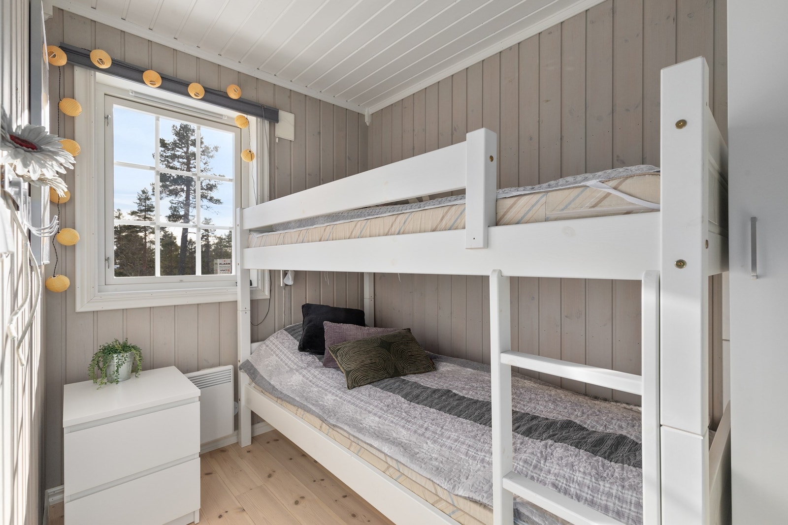 Soverom 3 med køyeseng og plass til klesskap også her Galleribilde