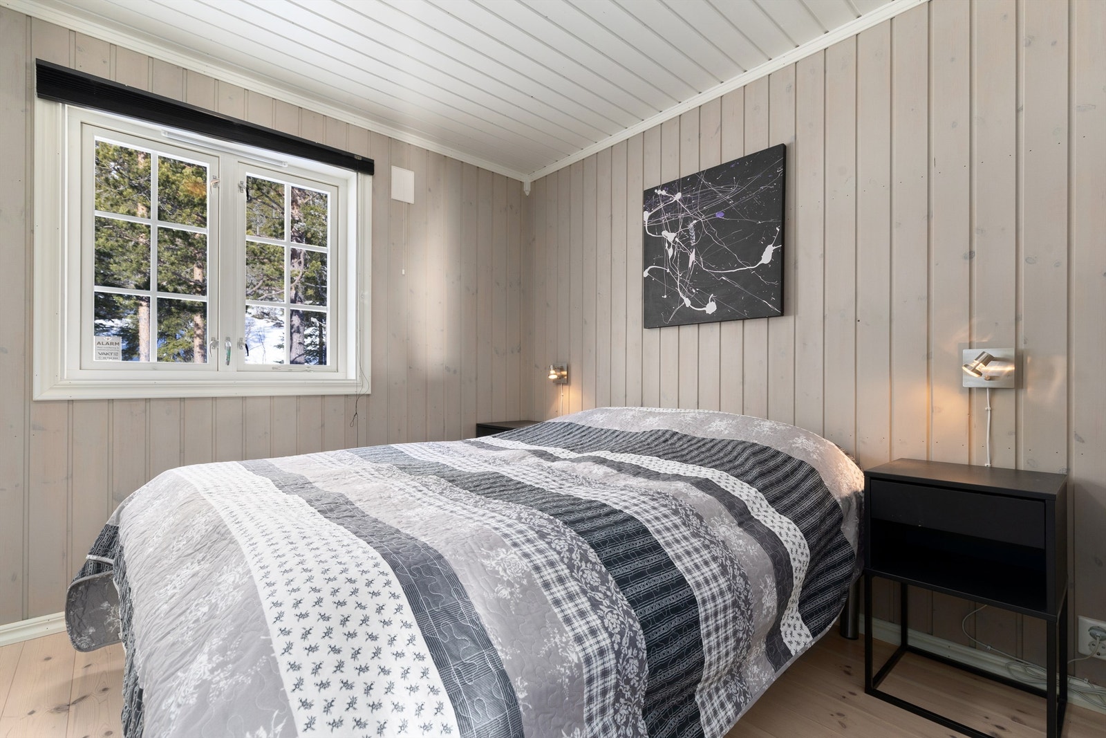 Hovedsoverom av god størrelse med plass til dobbeltseng, nattbord og garderobeskap Galleribilde