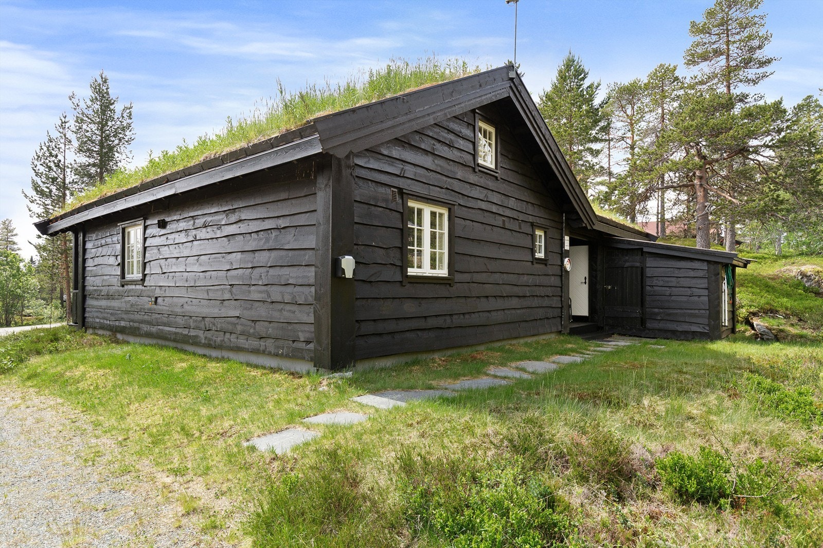 Smørebod og vedbod i tilknytning til entré/inngangsparti Galleribilde