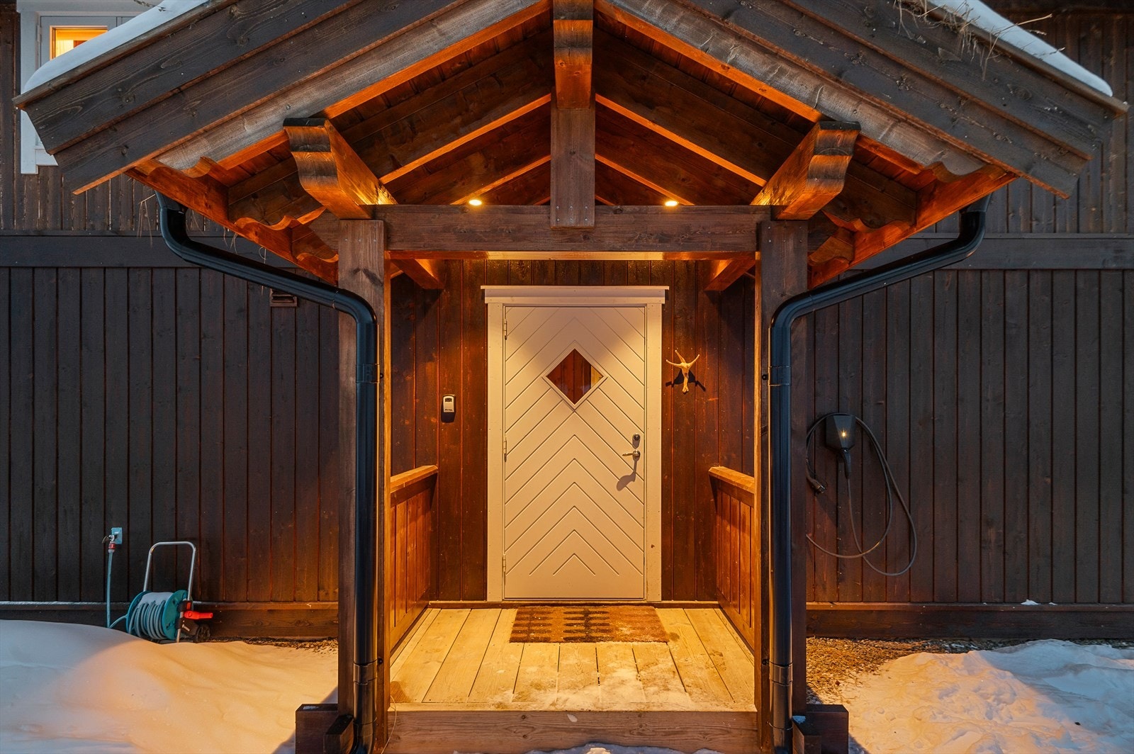 Elbil-lader på hytteveggen Galleribilde