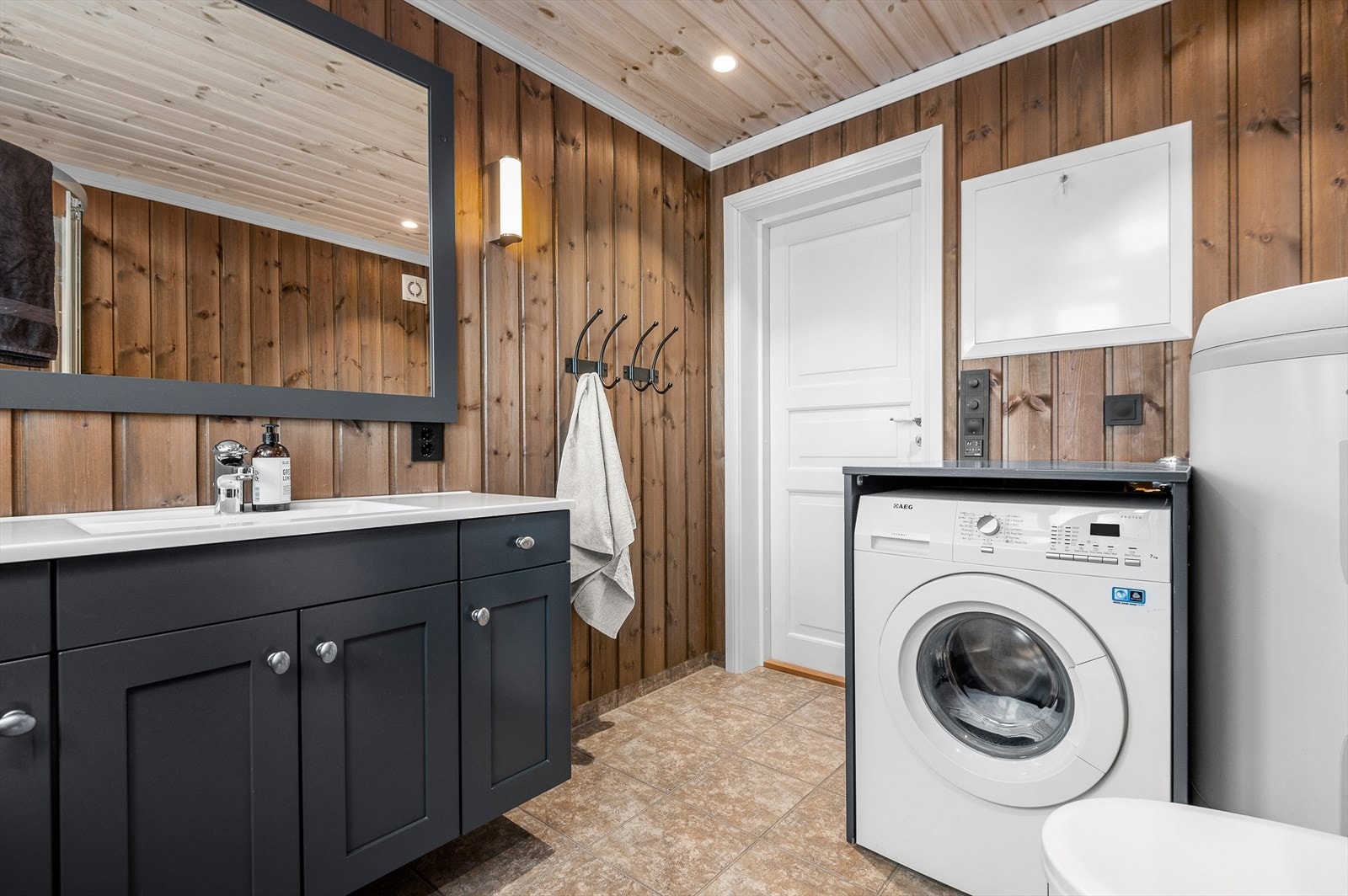 Hytta har to romslige baderom, ett i hver etasje Galleribilde