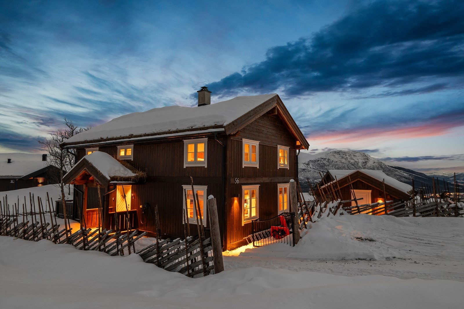 Fritidsbolig på to plan med 4 stk. soverom, to bad, to stuer mm. En hytte som passer perfekt for storfamilien. Det er etablert skigard rundt hytta samt en praktisk utebod på romslige 8m² Galleribilde