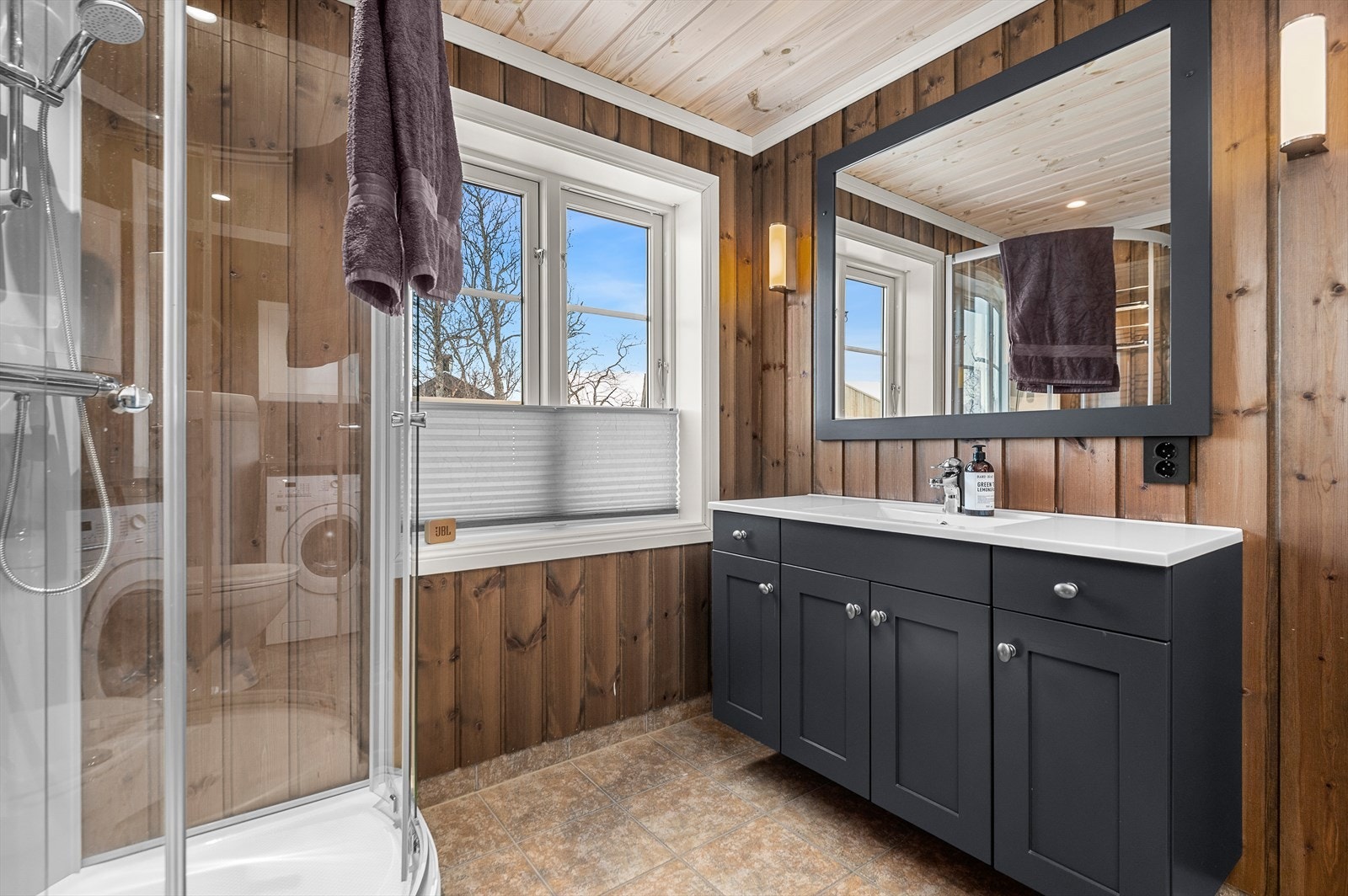 Bad i første etasje har flis på gulv med behagelig gulvvarme som kan styre med APP fra Sikom. Fin innredning med soft-close løsning Galleribilde