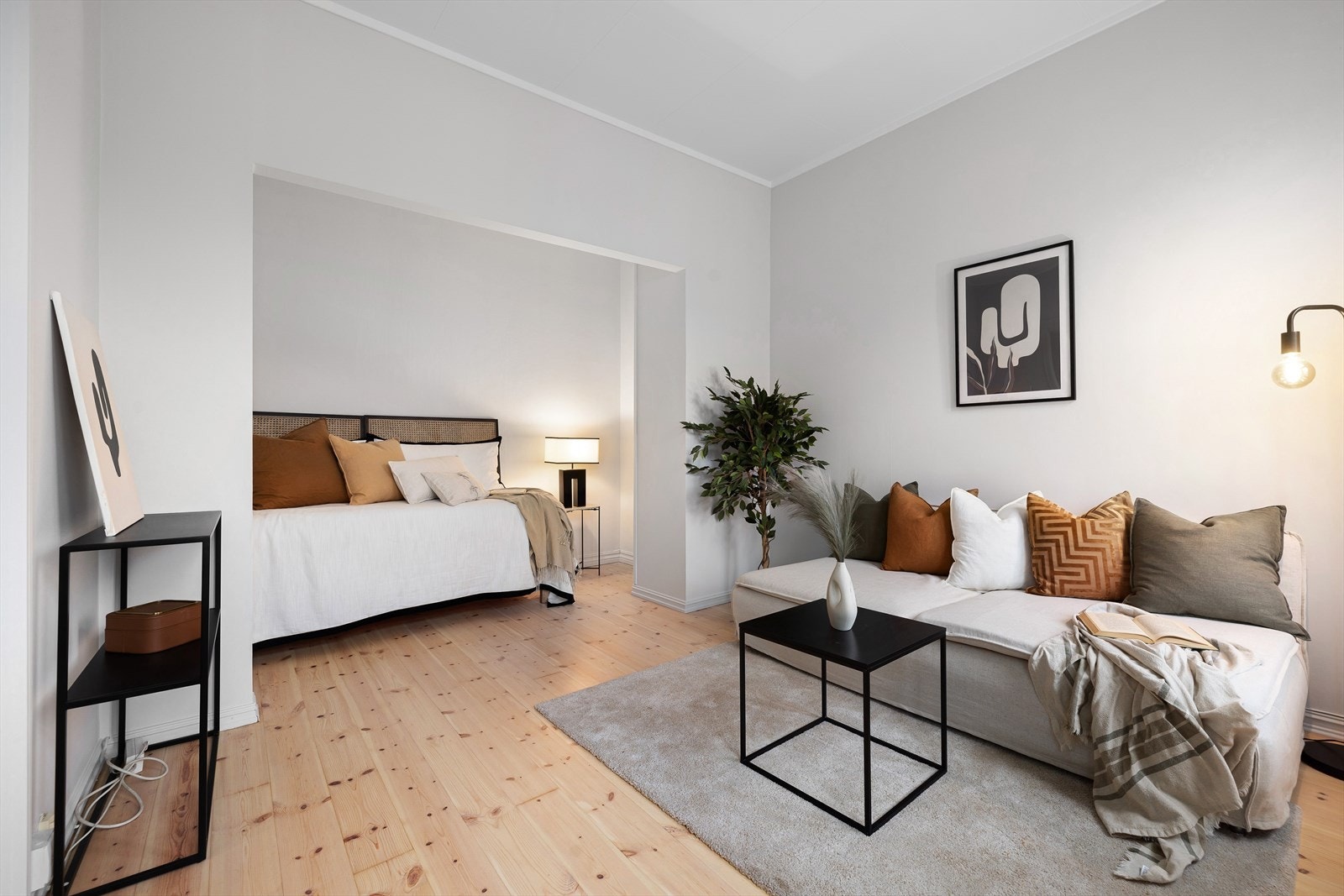 Leiligheten har en svært god takhøyde på ca. 2,83 m som bidrar til en god og luftig romfølelse. Galleribilde