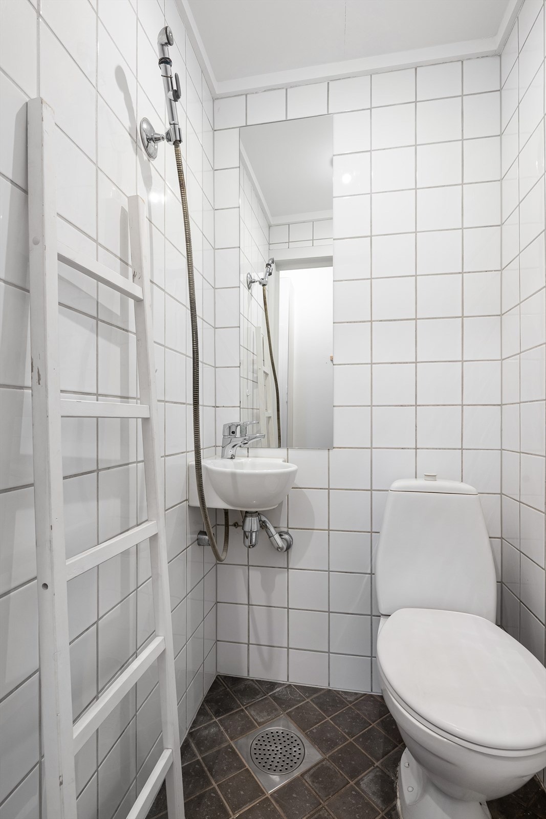 Badet har flislagte overflater og varmekabler i gulvet. Mulighet for å sette inn egen vaskemaskin i felles vaskerom. Galleribilde