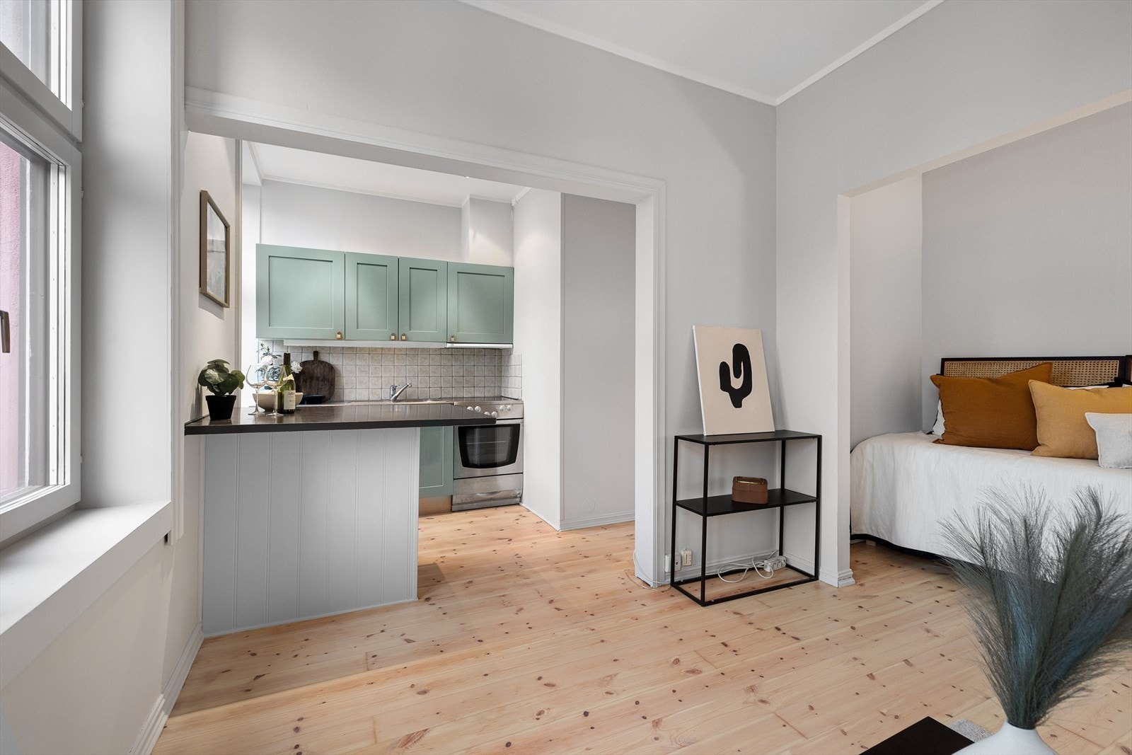 Studioleiligheten oppleves innbydende og svært arealeffektiv hvor hver av sonene finner sin naturlige plass. Galleribilde