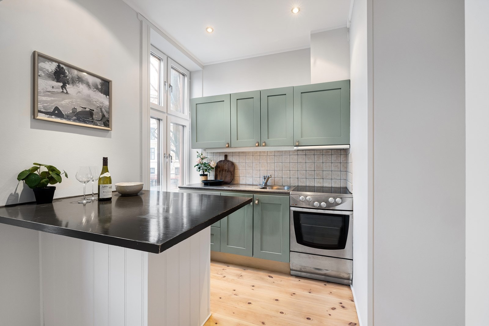 Kjøkkenøyen ifm. stue/kjøkken gir en hyggelig spiseplass, samt ekstra arbeidsplass ved matlaging. Galleribilde