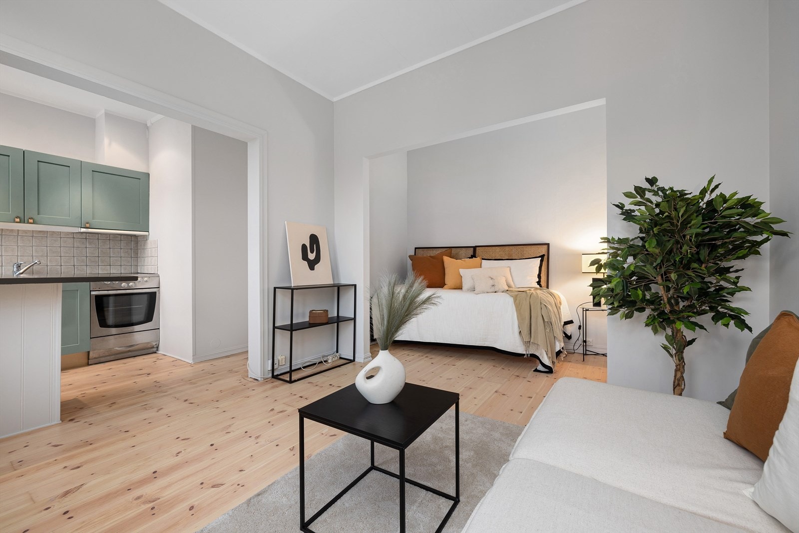 Leiligheten har en alkoveløsning hvor man ligger delvis adskilt fra det sosiale allrommet, med mulighet for å sette opp skillevegg for å skjerme ytterligere. Galleribilde