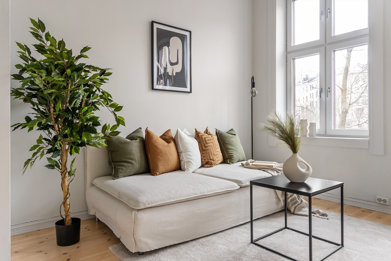 Lyse overflater og flotte furugulv gir et moderne, men lunt uttrykk. Galleribilde